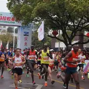 马拉松夜战：江畔天虎队鏖战胶东霹雳队，速度优势明显快速转换撕裂防线